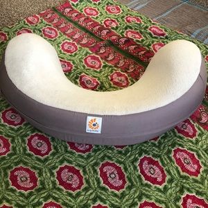 Ergobaby nursing pillow